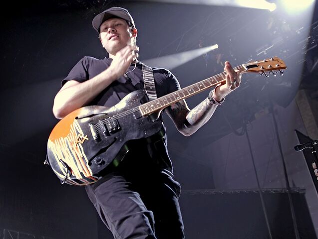 File:Tom DeLonge-2.jpg
