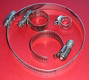 180px-Hoseclamps.screw.agr