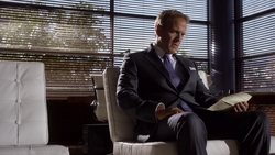 1x10 - Howard viendo lista