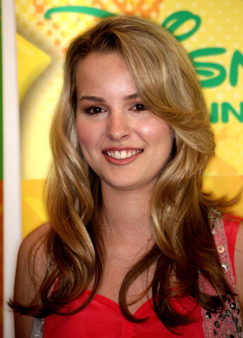 Archivo:Bridgit+Mendler+Long+Hairstyles+Feathered+drSv6yyvy4Al.jpg