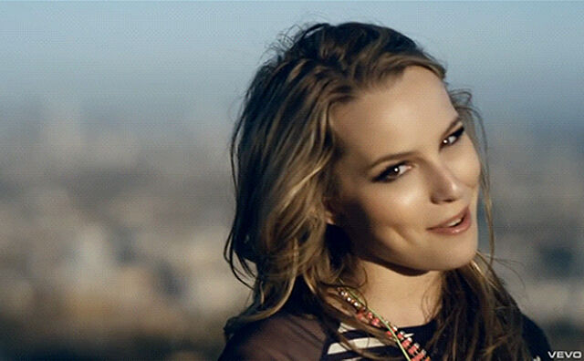 Archivo:Bridgitmendlerlrg.jpg