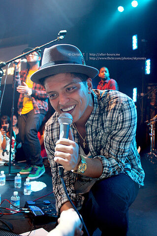 File:BRUNO MARS LIVE.jpg
