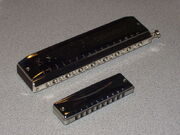 800px-16-hole chrom 10-hole diatonic