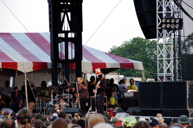 File:Buckethead and Les Claypool-8250.jpg
