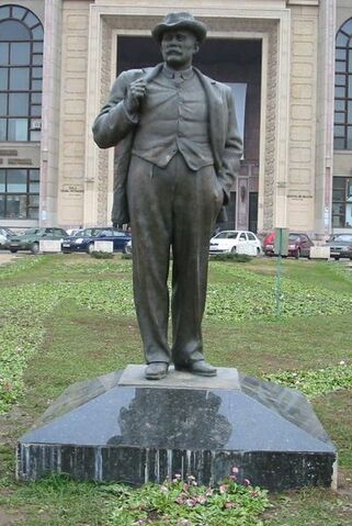 Fișier:Caragiale statuie.jpg