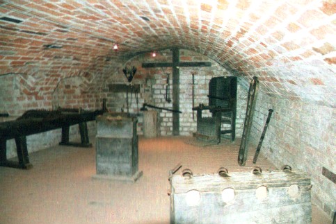 檔案:Burg-Penzlin-Folterkeller.jpg