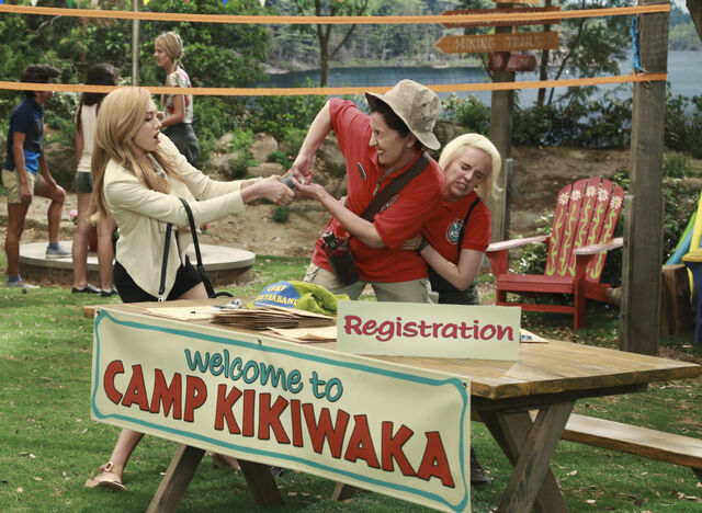 File:Pilot (Emma and Gladys fighting with Hazel in the background).jpg