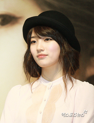 File:Bae-suzy-miss-a-black-hat-dara-2ne1-32216104-538-705.png