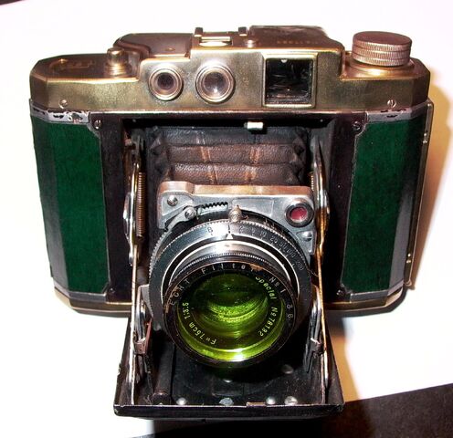 File:Z99 Mamiya Six lll Green jade Brassed dec 3 2013 Darker.jpg