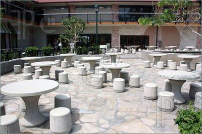 Outdoor-Cafeteria-782371