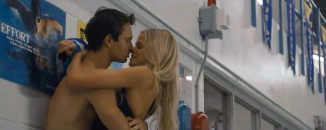 File:Alex-russell-kissing-shirtless-in-carrie-movie-2013-1024x411zre.jpg