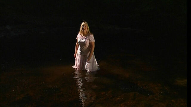 File:Chloë in the water.jpg