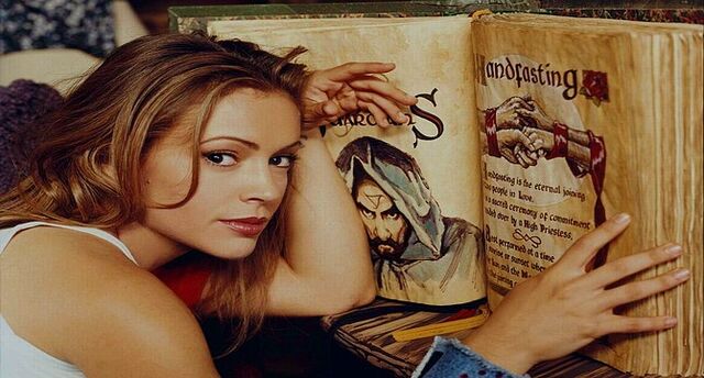 File:PHoebe Book of Shadows.jpg