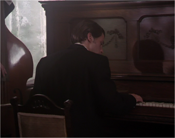 File:Gordon piano.png