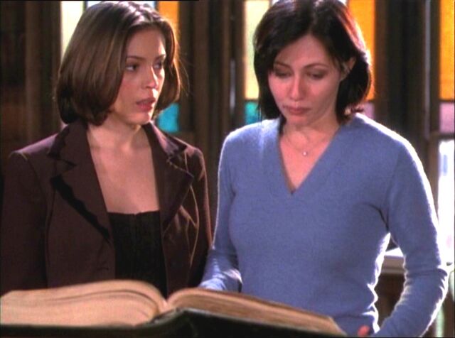 Фајл:1x12-Phoebe-Prue-Book.jpg