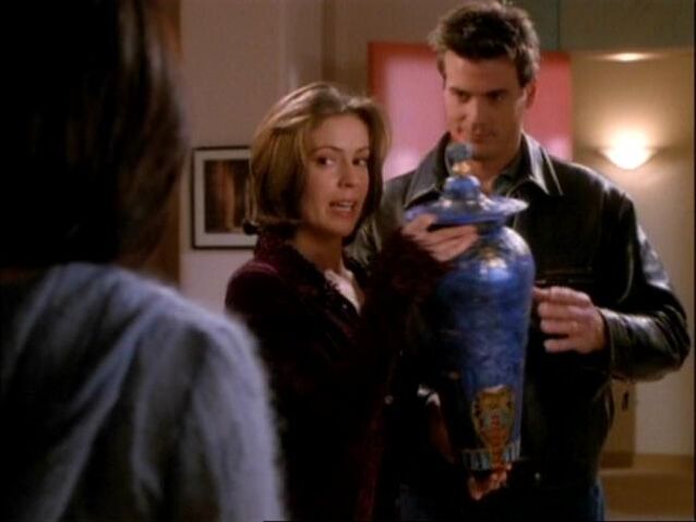 File:Clay-phoebe-urn.jpg