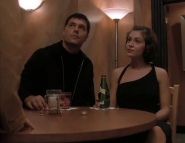 Plik:1x02-24-stefan-phoebe.jpg
