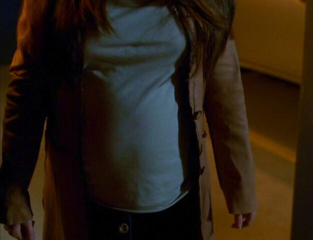Ficheiro:6x18-PiperBabyBumpChris.jpg