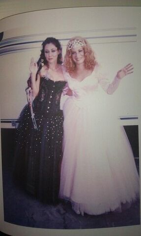 File:ShannenHolly3x04BTS.jpg