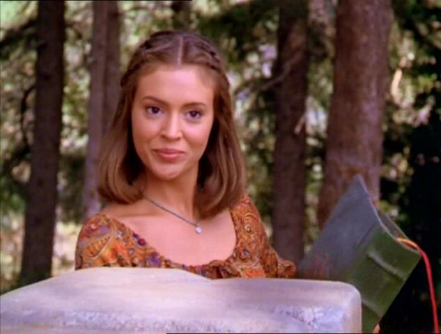 File:2x01-PhoebeHalliwell.jpg