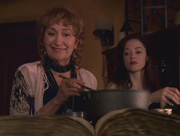 Ficheiro:Penny mixes potion.jpg
