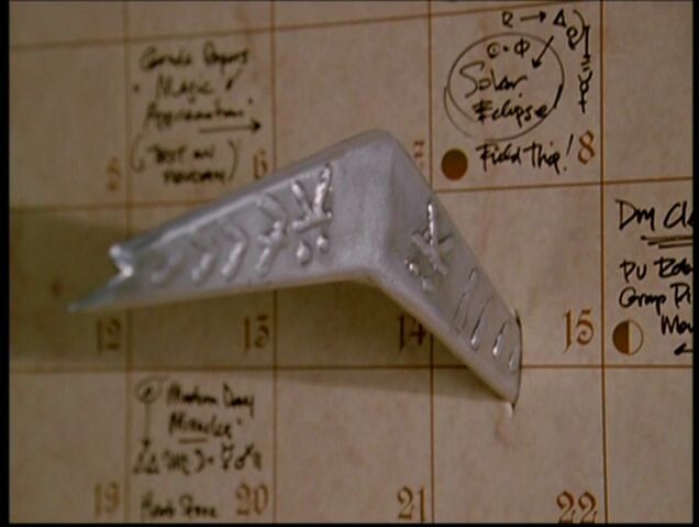 Фајл:7x17-Calender-Weapon.jpg