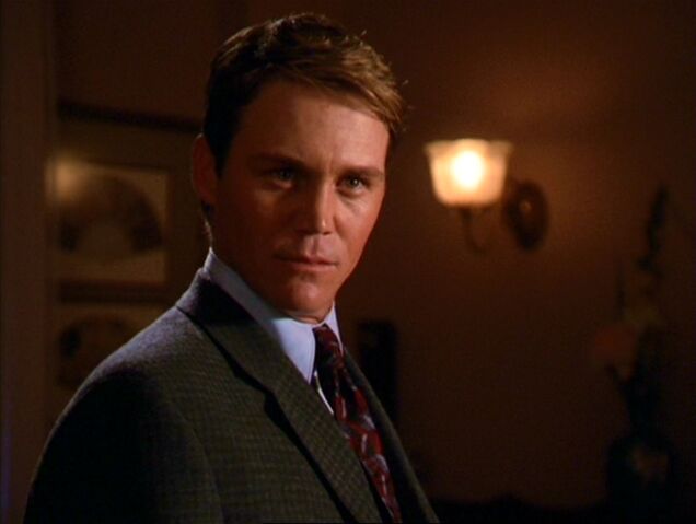 File:3x09-LeoPossessed.jpg