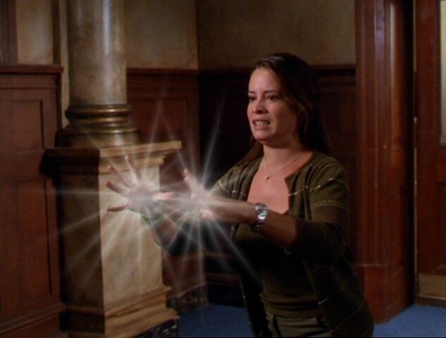 File:Piper Hands Glow.jpg