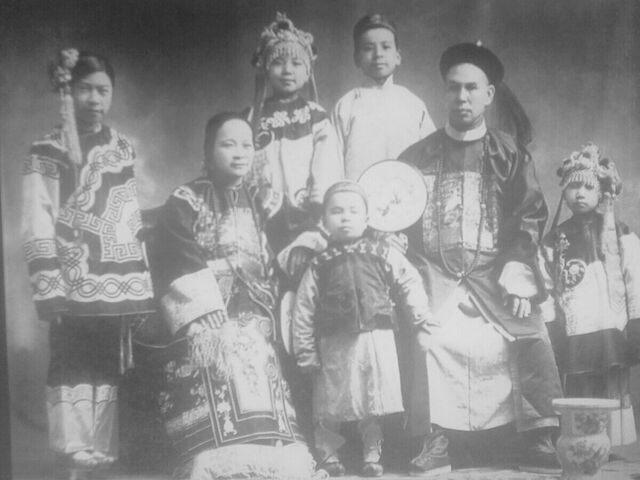 File:Shanyang & Alexandria Family.jpg
