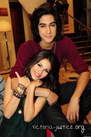 File:Behind-the-Scenes-Victorious-Photoshoot-avan-and-victoria-17452693-333-500.jpg