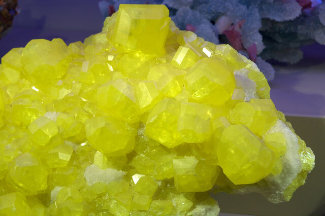File:Large Sulfur Crystal.jpg