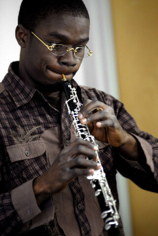 File:Oboe player3.jpg