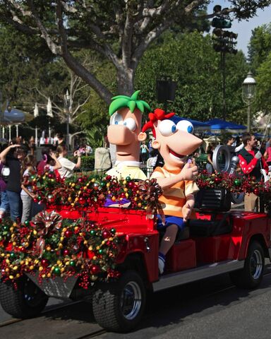 File:Phineas-and-Ferb-at-Disney-Parks-Christmas-Day-Parade.jpg