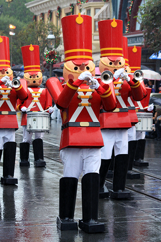 File:12-02-2012 disney-xmas73-1-.png
