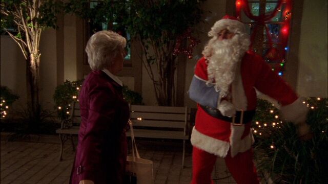 File:Santa Claus kills Alice DuBois.jpg