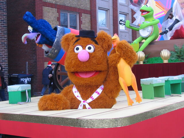 File:2011 Toronto Santa Claus Parade float pre-parade c.jpg