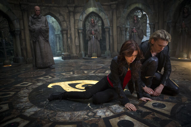 Datei:The-mortal-instruments-city-of-bones-jace-and-clary.jpg
