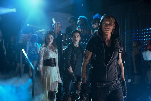 Datei:The-Mortal-Instruments-City-of-Bones-Image-02.jpg