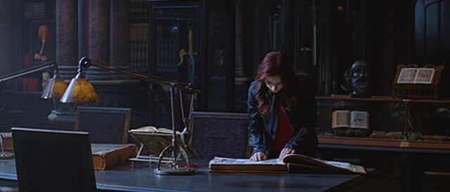 Datei:Clary-Bibliothek-City-of-Bones.jpg