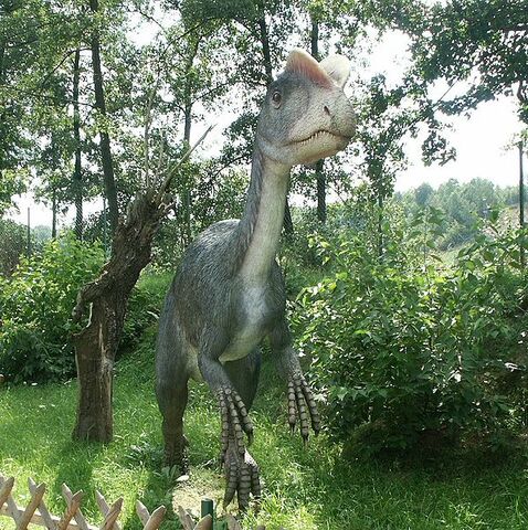 Archivo:Baltow,Poland Dilophosaurus.jpg