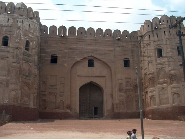 File:PakistanLahoreFortAGateFromTheBackside.jpg