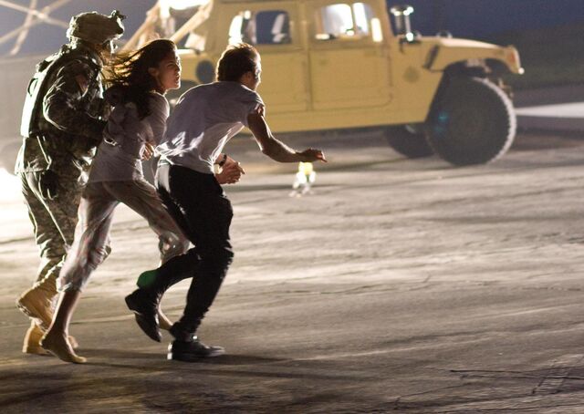 File:Cloverfield Stills-14.jpg