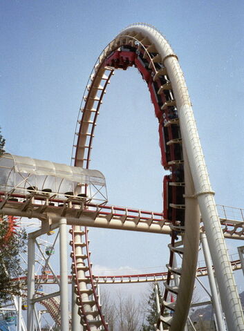 File:88TrainVerticalLoop.jpg