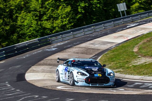 Archivo:Aston martin azul.jpg