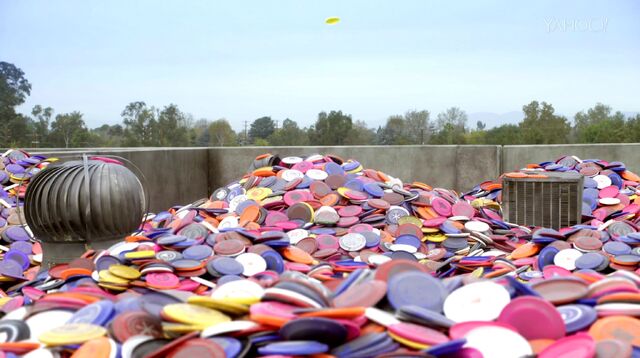 File:Frisbees.jpg