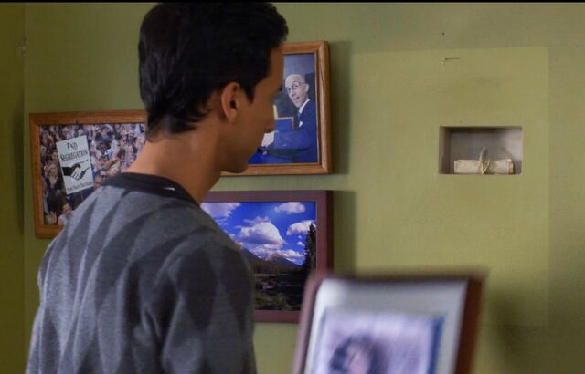 File:5x12 Abed makes a discovery.jpg
