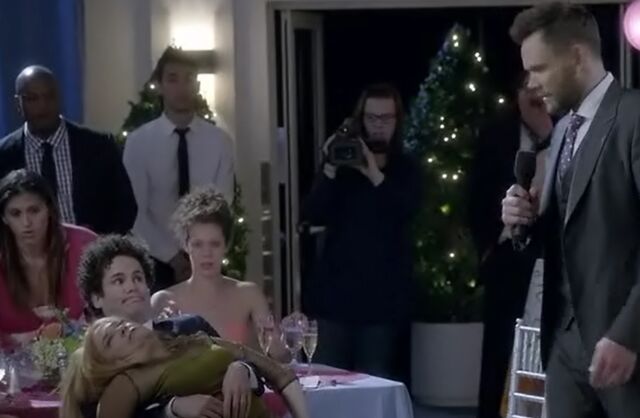 File:S06E12-Garrett's Mom faints.jpg