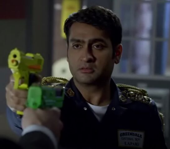 File:S06E11-Lapari in standoff.jpg