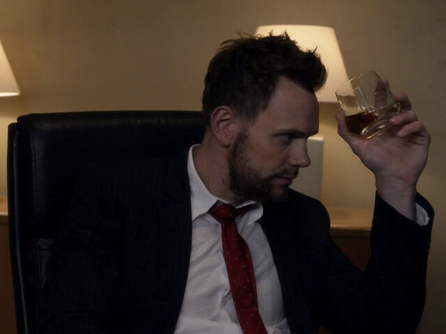 File:5x01-Jeff scotch.jpg