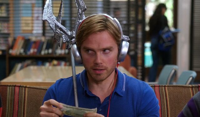 File:S04E04-Karl with trident.jpg